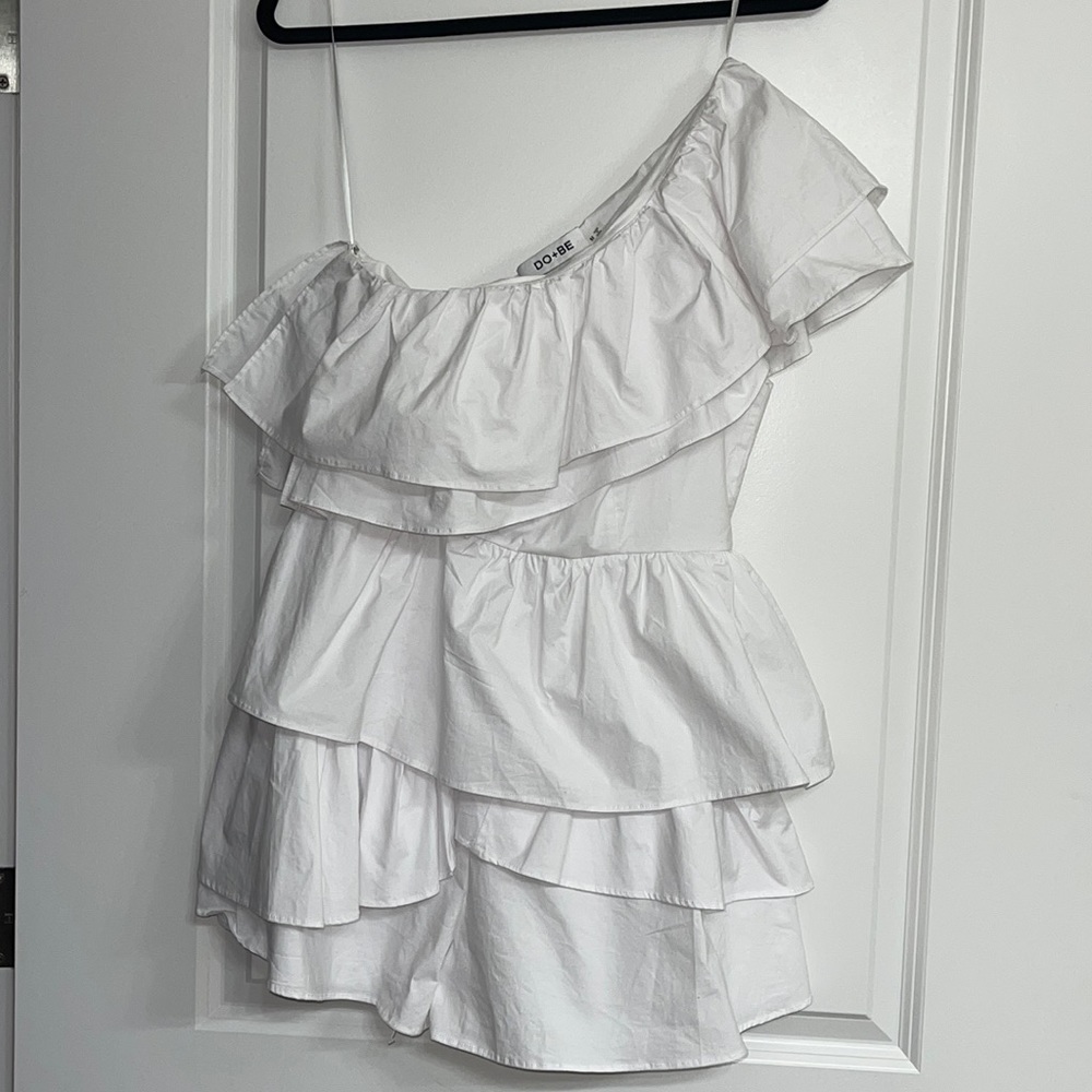 Do + Be White Romper Medium NWOT never been worn. Looks Amazing on.